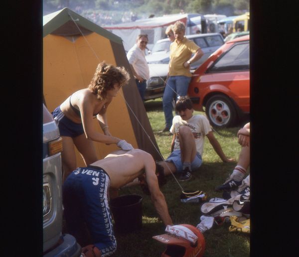 Kees van der Veniä virvotaan ajokuntoon. GP 250cc Hawkstone Park 1983